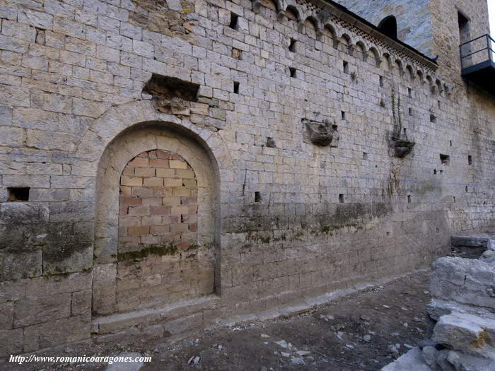 PORTADA DE ACCESO AL CLAUSTRO